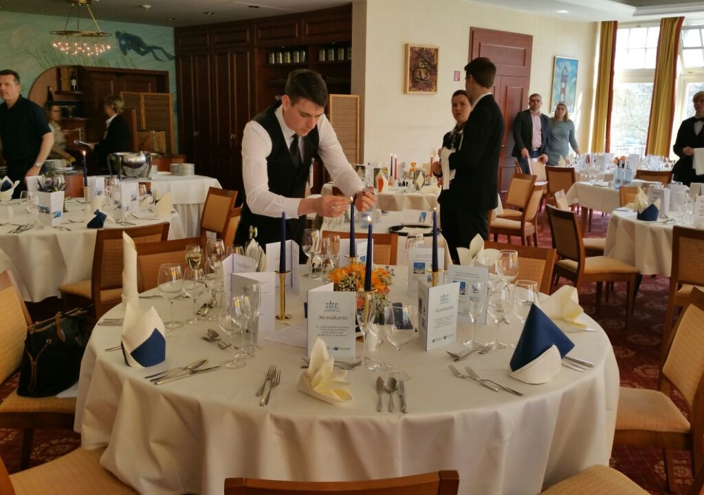 Ausbildung-Restaurantfachmann-frau IDA & Freunde e.V.